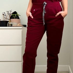 FIGS Zamora™ Jogger Scrub Pants, Burgundy, size small (SHIPPING INCLUDED)